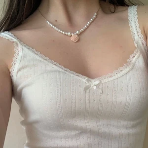 Linne med spets och rosett - Liknar Brandy Melville men är H&M. I super fint skick, inga tecken på användning. 💖 (Första bilden är lånad)