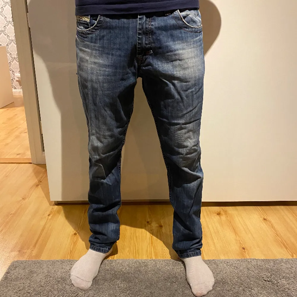 Säljer ett par slim fit jeans som jag köpte innan vintern men aldrig kom till användning då dom var lite för stora. Jeans & Byxor.