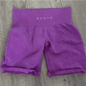 Nvgtn shorts - Säljer dessa träningshorts från nvgt!! Säljer då det inte kommer till användning☺️