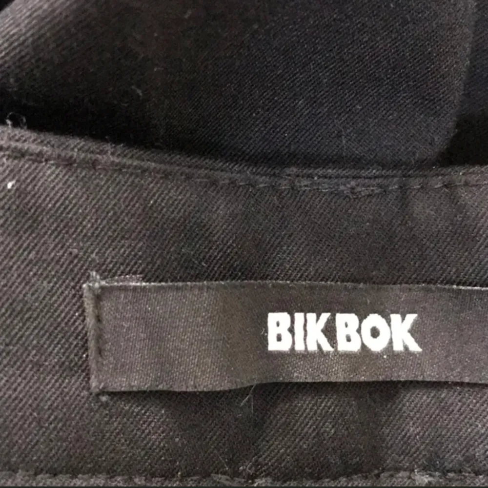 Kostymbyxor från Bikbbok i storlek 34💓💓. Jeans & Byxor.