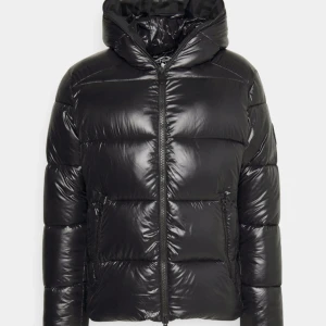 Jacka i nyskick  - Save the duck jacka storlek L men passar M Använd fåtal gånger (nyskick) 