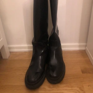 Svarta stövlar - Ett par svarta stövlar ifrån h&m använd fåtal gånger! Har viss defekt på framdelen av skon!  Storlek 39