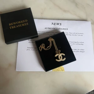 Chanel halsband - Säljer nu mitt pärlhalsband från Chanel. Köpt från reworked treasures så garanterad äkthet. Använt få gånger