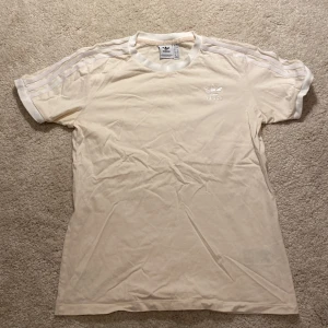 Adidas T-Shirts - Säljer dess två Adidas t-shirts. Står att båda är i storlek 38 men passar oxå som S. Säljer båda för 150 och en för 100kr. Skriv privat för fler frågor/bilder ❤️.