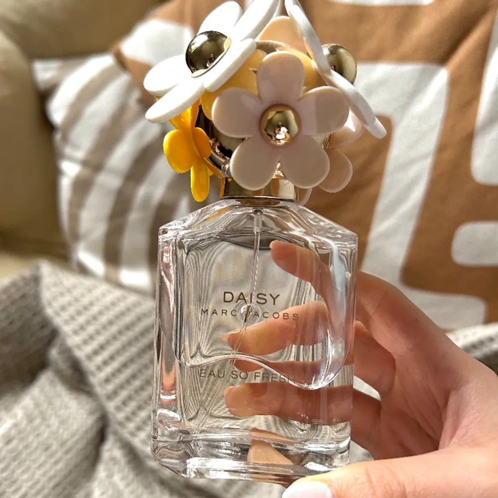 Säljer denna otroligt fina parfym som inte kommer tillanvändning. Det är hälften kvar ungefär och luktar väldigt gott. Den är blommig och lagom söt tycker jag! . Accessoarer.