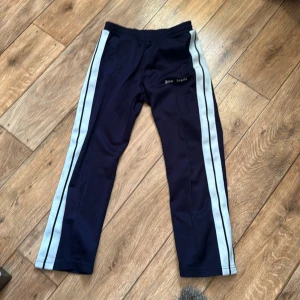 Palm angels byxor  - Palm angels byxor köpta på farfetch för 2400kr 8\ 10 Skick Kvitto finns följer med  Storlek 12y passar en som e emellan 165 150lång Köparen står för frakt😃