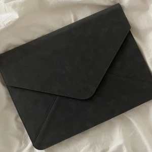 Datorfodral - Helt nytt datorfodral i kuvertstil. Passar en 13’ Macbook.  Köpare står för frakt