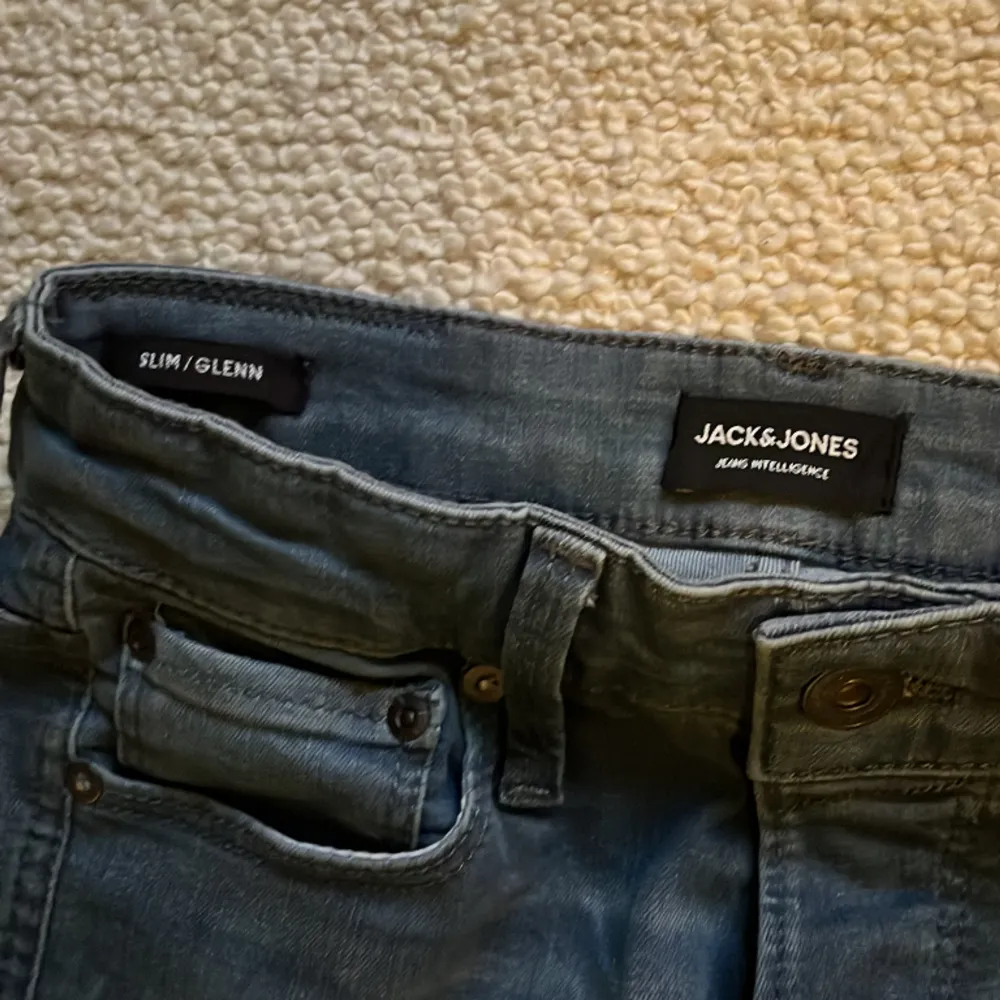 Det är slim jeans 27/30 från Jack n jones. Inte använda en ända gång, säljer dom för att dom e för små. Kom med prisförslag. Snabbäffär=Billigt. Står för frakt. PRUTBART!. Jeans & Byxor.