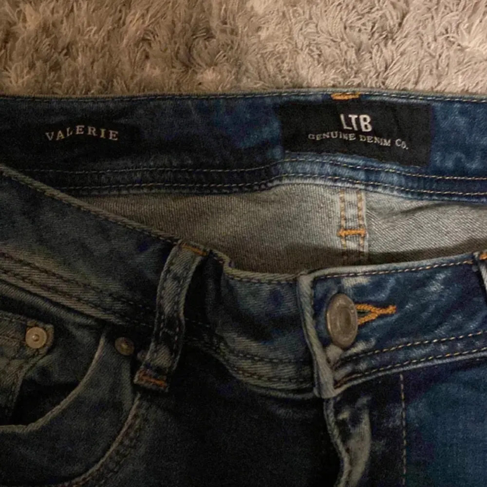Ett par ltb jeans i väldigt bra skick. I passformen valerie. Skriv privat om frågor/info❤️. Jeans & Byxor.