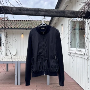 Moncler Cardigan - Moncler Maglione Tricot Cardigan Storlek : XXL, sitter som en M/L Skick : väldigt bra Färg : svart  Har du frågor, ställ de! Postar så snabbt jag kan, alternativt kan du komma och hämta den  CLG kod finns 