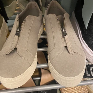 Sneakers  - Sneakers ifrån NEXT. Endast använt en gång Köpt för 1000 ca Passar 38-39 