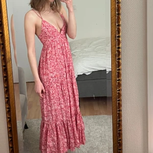 Somrig klänning - Jättevacker somrig långklänning från Zara som passar jättebra till midsommar eller vilken somrig dag som helst. Använd två gånger men säljer då den inte sitter helt bra på mig. Köpt för 499 kr.   Köparen står för frakt.