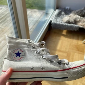Vita Converse sneakers - Storlek 36 ingen låda till. Fast dem är i bra skick. Kan diskutera pris.