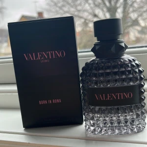 Valentino born in Roma  - En najs parfym som har typ 35/40 ml kvar av 50 är perfekt nu till våren 