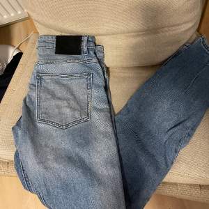 Riktigt feta ljusblåa jeans från neuw. Modellen heter Lou slim och är i nyskick bara snygga slitningar. Nypris 1200kr. Hör av er vid vidare frågor!
