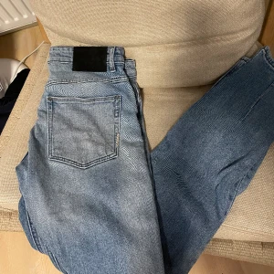 Neuw lou slim jeans - Riktigt feta ljusblåa jeans från neuw. Modellen heter Lou slim och är i nyskick bara snygga slitningar. Nypris 1200kr. Hör av er vid vidare frågor!