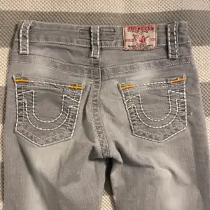 Jätte fina Lågmidjade true religion jeans i storlek 27 (liten i storleken)!! Långa på mig som är 165 Hör av dig för mer info💗💗💗