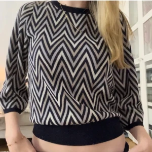 Neo noir topp - Så fin glitter t-shirt ifrån Neo noir, i princip aldirg använd så i ny skick. Köpt för 400kr