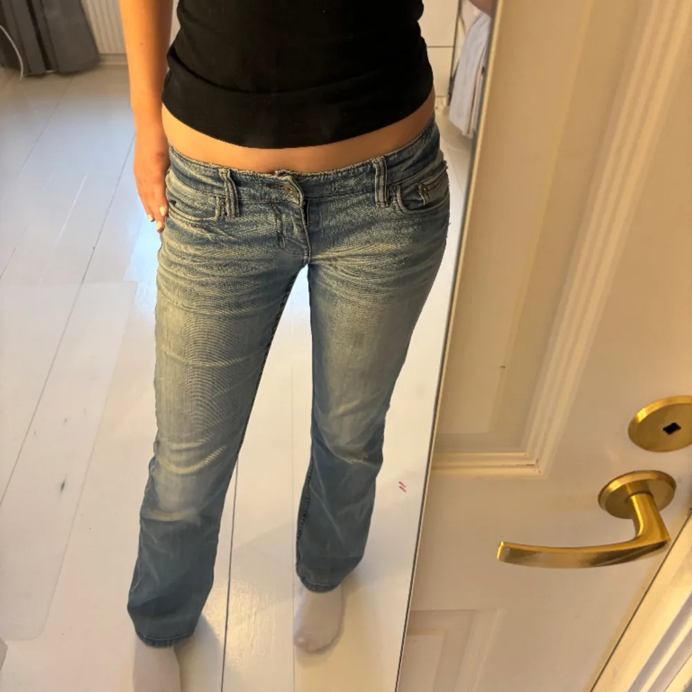 Säljer mina snygga lågmidjade och ljusblåa jeans. Köpt second hand för 700 och är i bra skick.😍 storlek 28 i midjan! Passar även längre tjejer.. Jeans & Byxor.