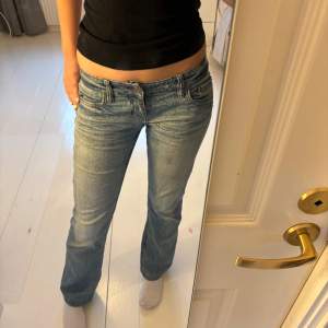 Säljer mina snygga lågmidjade och ljusblåa jeans. Köpt second hand för 700 och är i bra skick.😍 storlek 28 i midjan! Passar även längre tjejer.
