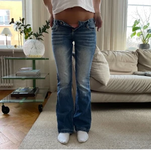 Säljer dessa fina jeans - Modell 169 skriv för fler frågor❤️ Innerbenslängd 79 cm och midjemått 36 cm  Små fläckar på jeansen men inget man tänker på❤️‍🔥