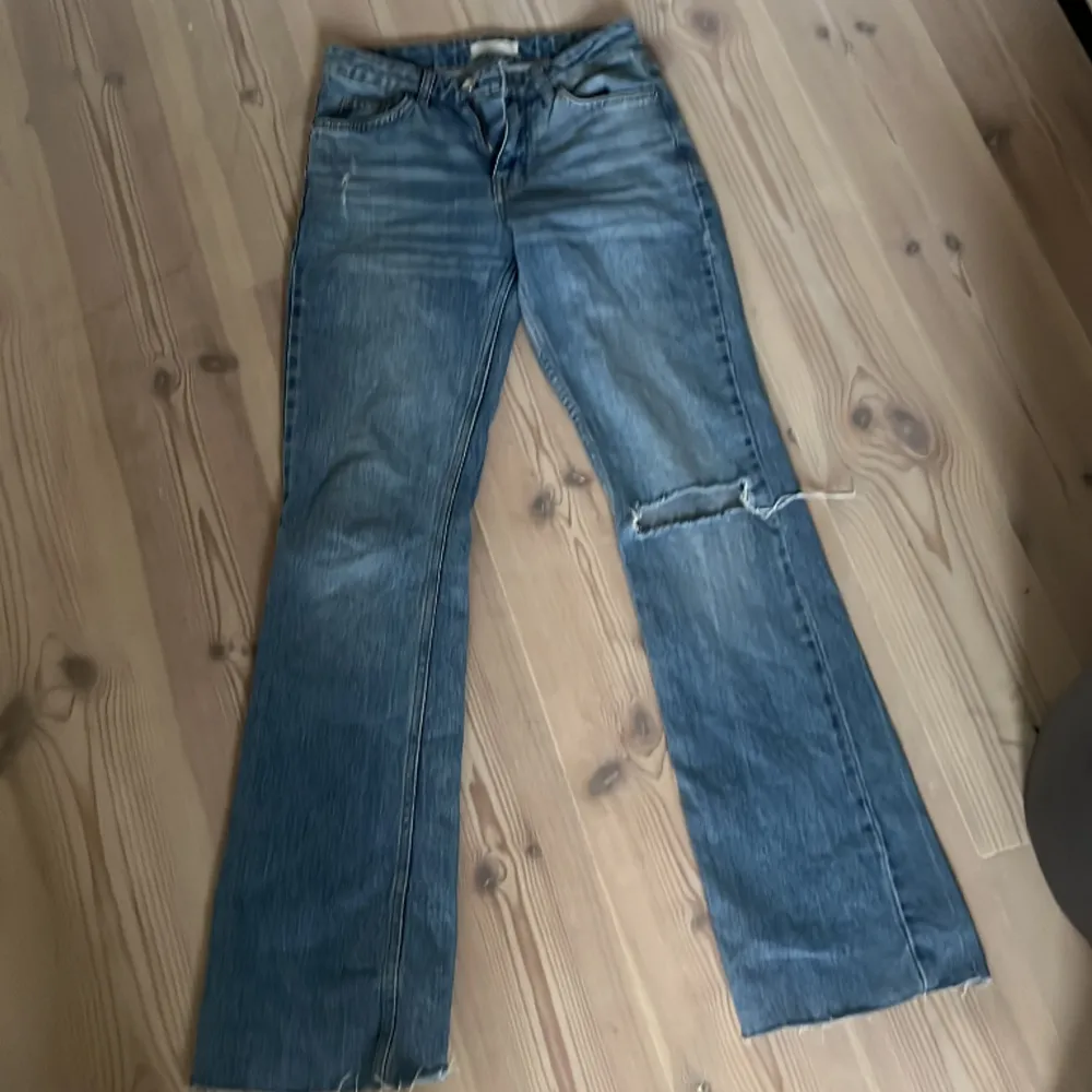 Super fina jeans från Gina, säljer för att dom är försmå. Använda men i bra skick🥰ny pris 399 säljer för 50 . Jeans & Byxor.