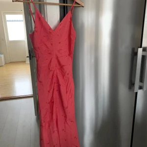 Adoore klänning - Säljer min helt nya adoore klänning pga för liten aldrig använd lappar och allt finns kvar. Jättefin att både dressa upp och dressa ner. I storlek 34 XS/S.  Skicka för bättre bilder. 