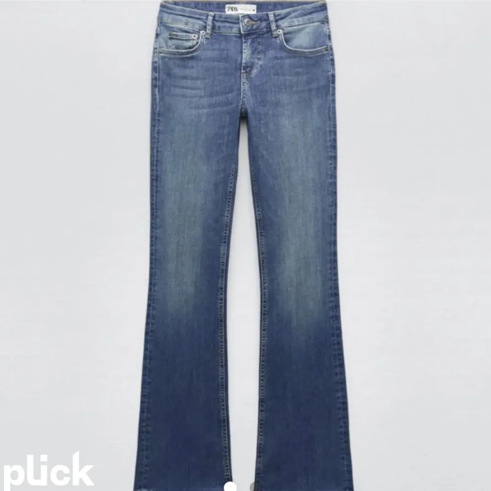 Säljer dessa super populära lågmidjade jeansen från zara ❤️använda fåtal gånger!!. Jeans & Byxor.