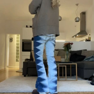Jeans - ENDAST INTRESSEKOLL❗️❕ Skiiiiitsnygga jeans som jag verkligen älskar men behöver rensa min garderob😅😅 Coola detaljer och jättelånga, stretchiga och bekväma! Köpta på plick💟 Såå unika!! Kikar bara intresset så fråga inte om mått eller fler bilder😊