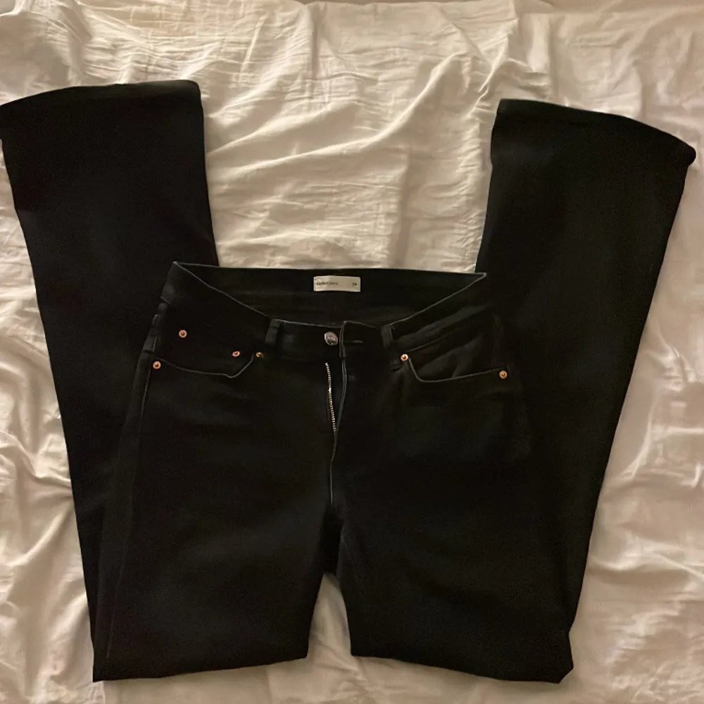 Ett par svarta lågmidjade bootcut jeans från Gina Tricot i storlek 36, i fin skick fast lite slitna längst ner på höger ben. Köpte de för 500kr men har använt de få gånger ❤️. Jeans & Byxor.