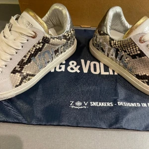 Zadig skor - Säljer nu dessa sjukt snygga zadig & Voltaire skorna då de är för små 💓 Nyskick o endast använda fåtal gånger💕 Storlek 37 men passar 0,5-1 storlek större💗 Tillkommer box & påse