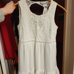 Söt klänning  - En otroligt söt klänning med broderi från vero moda. 