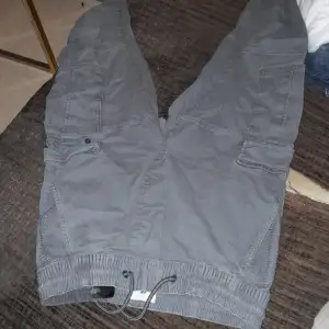 Gamla cargo pants till salo för använder ej längre. För intresse kom privat.