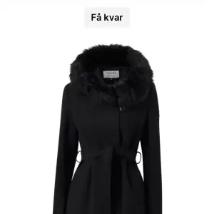En svart Hollister kappa i storlek s-m. Säljer då jag har en liknande och inte använder denna. Priset kan diskuteras. Köpt för 2500 förra året 