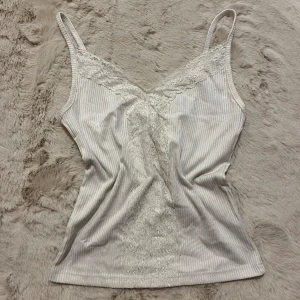 Linne med spets  - Bra skick. 