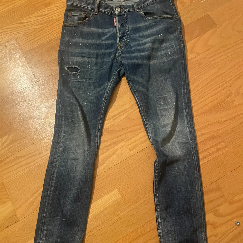 Köpta från en kompis för ett tag sen knappt använt pågrund av storleken men annars riktigt snygga. Är öppen för byten. Jeans & Byxor.