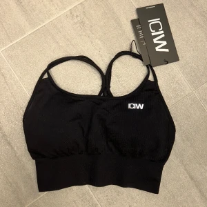 Sport-bh  - Säljer denna sport-bh då jag aldrig använt den, prislapparna och sånt är kvar på den, köpte för 349kr