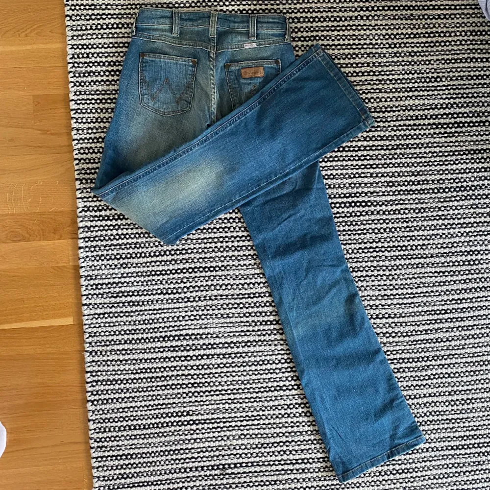 Supersnygga lågmidjade jeans från wrangler!🤩w26 l34. Jeans & Byxor.