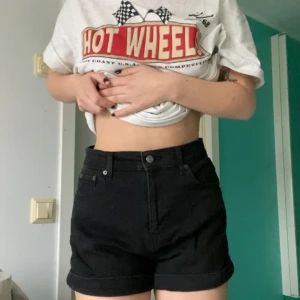 Levis shorts - Levis jeansshorts aldrig använda storlek 27 men stora i storleken 