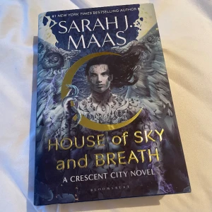 Crescent City 2 - House of Sky and Breath (UK) - Standard engelska utgåvan av HOSAB av Sarah J Maas! Aldrig läst, bra skick och säljer pga att jag har valt att samla på USA utgåvorna istället! 🌙