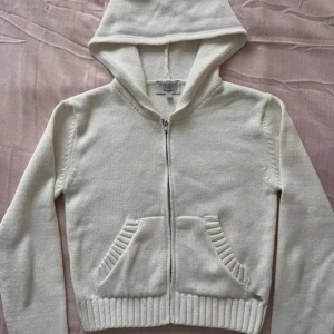 Stickad huvtröja - Hej! Säljer då jag inte använder den längre :). Bra skick 