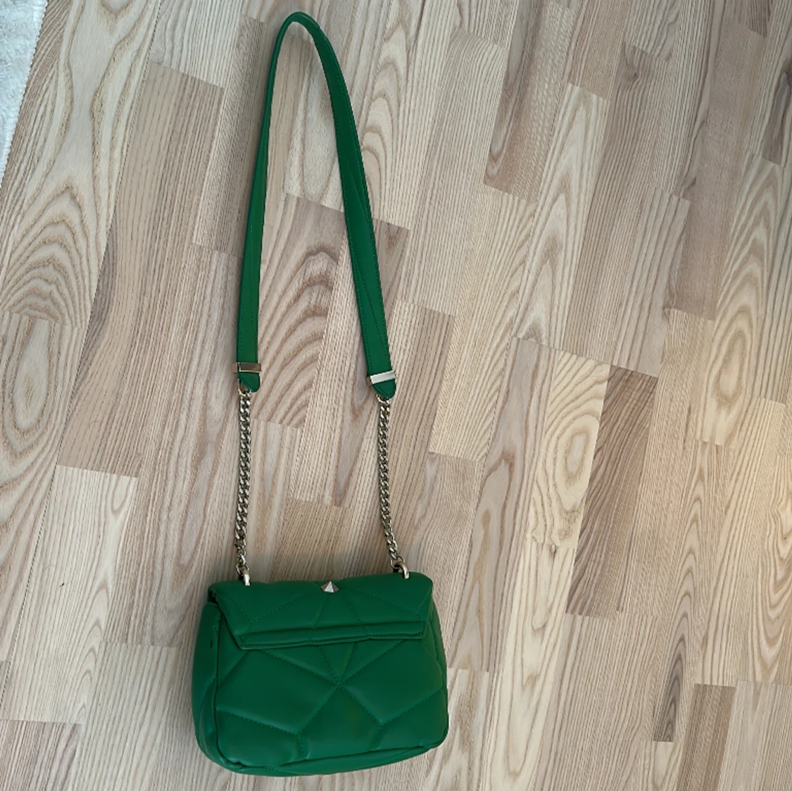 Grön väska med nitar - 90