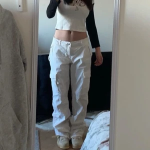 Vita cargobyxor - Säljer dess vita cargobyxor perfekt till sommaren är i storlek 38