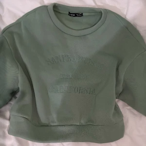 Ljus grön sweatshirt - Aldrig använd. Är i bra och tjockt material. Storlek S