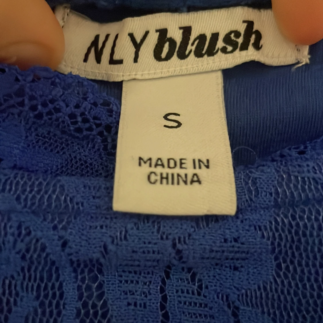 en snygg blå spets off shoulder tröja  - 90