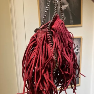 Stella mccartney väska  - Säljer min fina Stella väska. I använt skick men har mycket kvar att ge ändå! Deras limited edition kollektion vilket betyder att de endast finns ett få antal av den. innerfoder bytt pga lekage. Säljs pga flytt.  Kvitto finns 