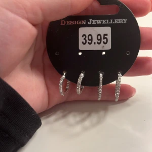örhängen - Nypris 39.90 och eftersom de aldrig testats så säljer jag de för 15 kr! Nickel och bly fria (allergivänliga) ! Super söta ❤️