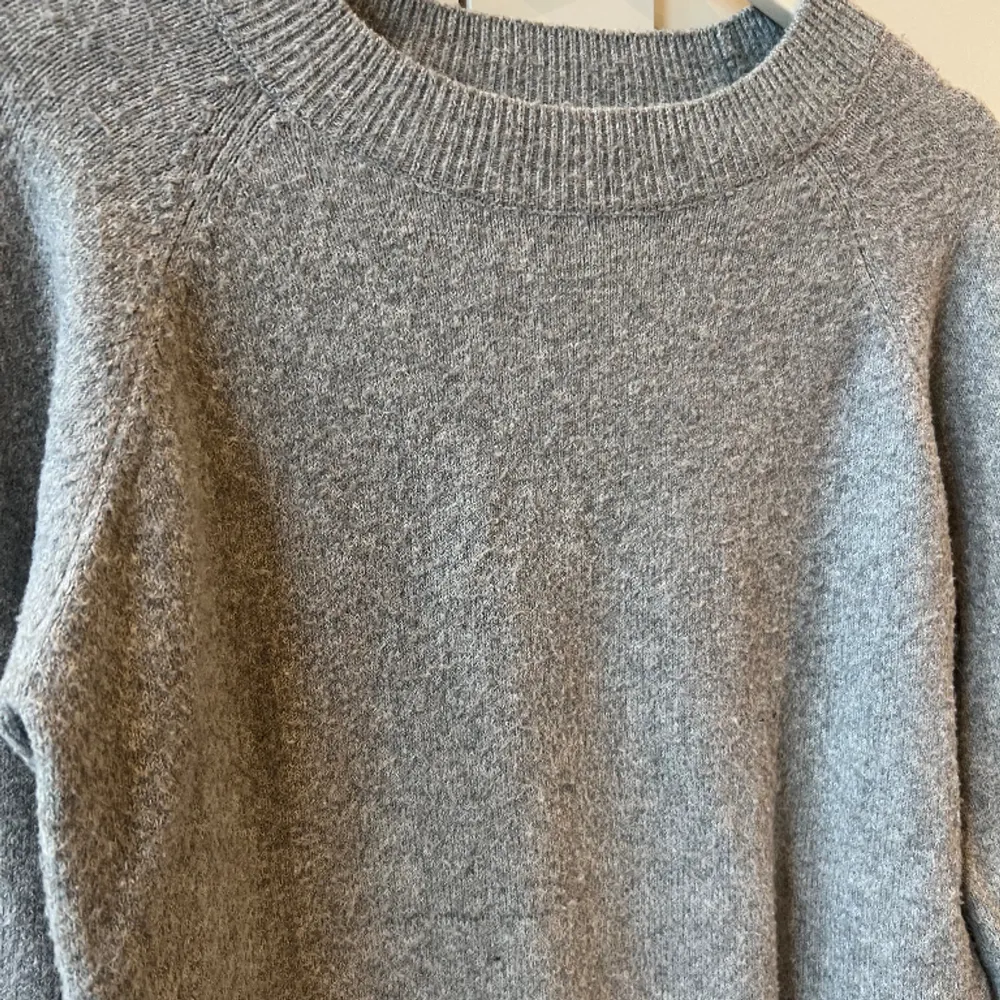Säljer denna grå stickade tröja från Vero Moda. Storlek Xs. Tröjan är använd men fortfarande i fint skick. PRIS KAN DISKUTERAS😊 Köparen står för frakt.. Tröjor & Koftor.