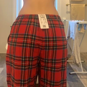Pyjamasbyxor hunkemöller - Ett par supermysiga klassiska pyjamasbyxor från hunkemöller. Älskar dessa men dom är tyvärr förstora för mig. Storlek S sitter lite stort på mig som vanligtvis har XS och är 158cm lång. Helt nya lappen sitter kvar nypris 349kr💞