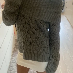 Stickad tröja  - Den är så varm o mysig. Använder inte mer men är så så fin! Älskar hur fint dne sitter och den är i nyskick🩷 priset kan diskuteras!!